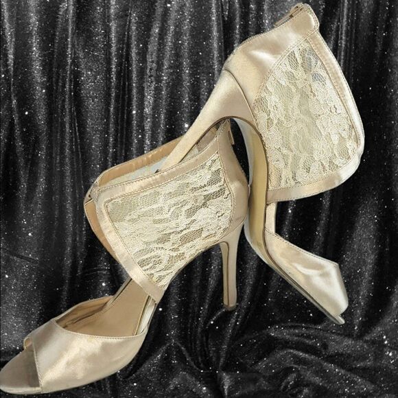 Jessica Simpson gold satiny lace peep-toe heels - Picture 5 of 7